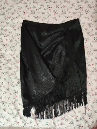 Falda negra con flecos marca Shein