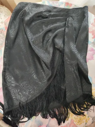 Falda negra con flecos marca Shein