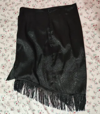 Falda negra con flecos marca Shein