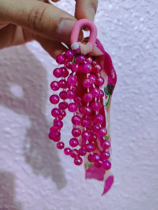 Pendientes de tela con cuentas rosas