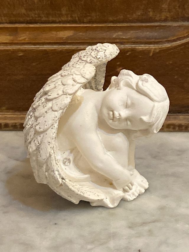 Angelo resina dormiente con ali glitterate