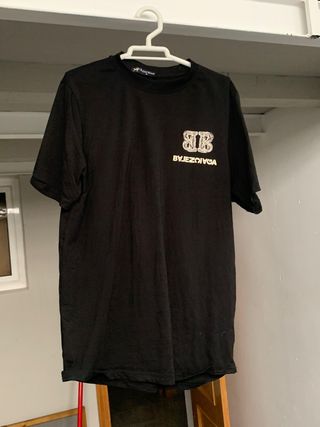 Camiseta negra con logo