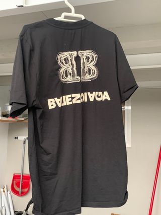Camiseta negra con logo