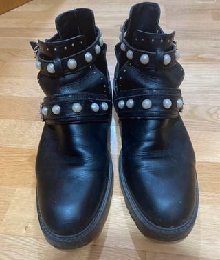 Botines negros con tachuelas y perlas de piel