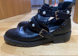 Botines negros con tachuelas y perlas de piel