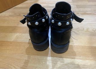 Botines negros con tachuelas y perlas de piel