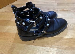 Botines negros con tachuelas y perlas de piel