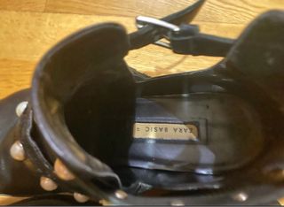 Botines negros con tachuelas y perlas de piel