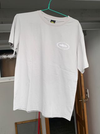 Camiseta beige con logo