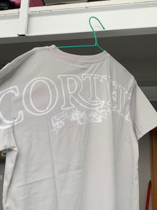 Camiseta beige con logo