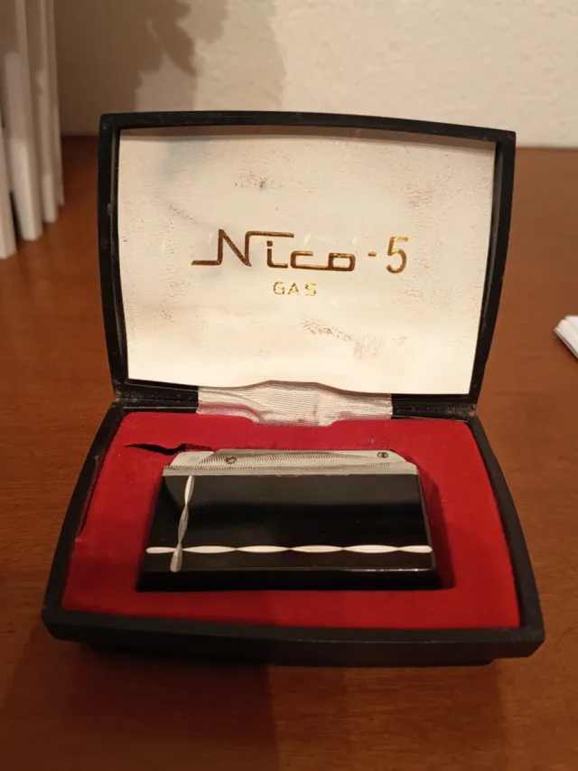 Mechero Nico Gas Negro y Dorado