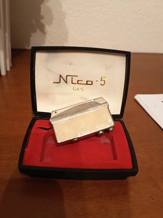 Mechero Nico Gas Negro y Dorado