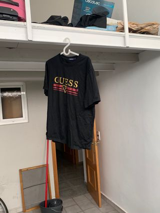 Camiseta Guess Negra Logo Dorado