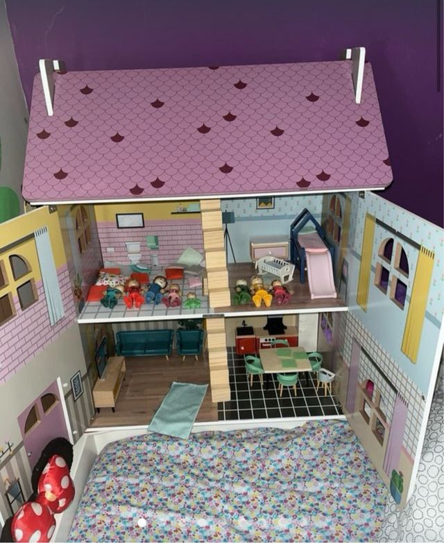 Casa de muñecas rosa y blanca