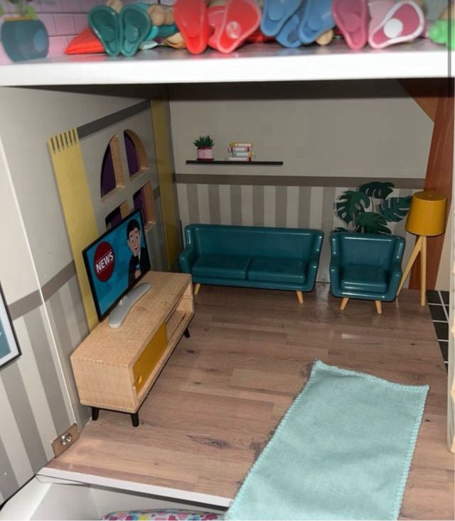 Casa de muñecas rosa y blanca