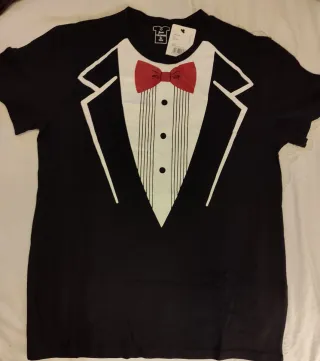 Camiseta negra con pajarita roja