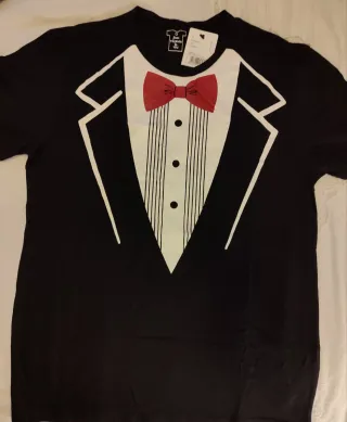 Camiseta negra con pajarita roja