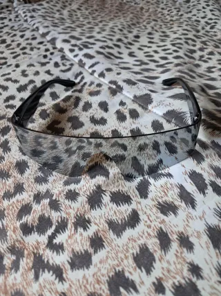 Occhiali da sole neri e argento