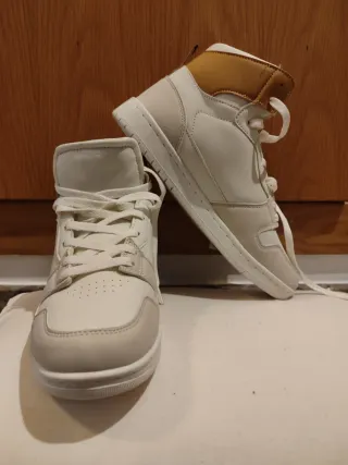 Zapatillas Botín Blancas y Doradas