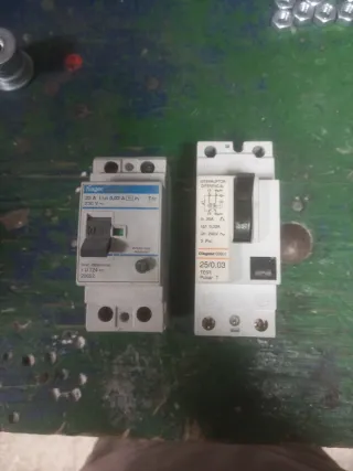 2 Interruptores Diferenciales Hager y Legrand 25A
