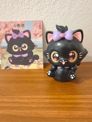 Figurina gatto nero con fiocco
