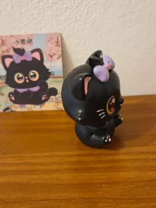 Figurina gatto nero con fiocco