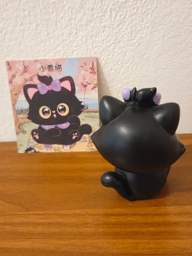 Figurina gatto nero con fiocco