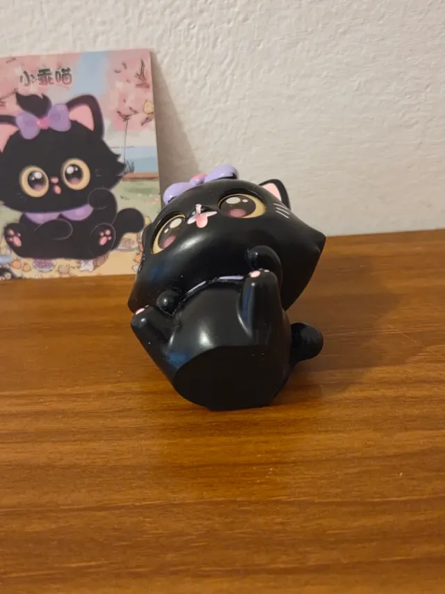 Figurina gatto nero con fiocco