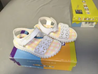 Sandalias niña blancas y multicolor