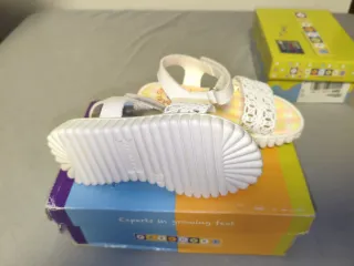 Sandalias niña blancas y multicolor
