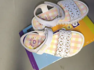 Sandalias niña blancas y multicolor