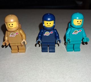 Lego Spaceman Gold Turquoise from set 21358 + Dark