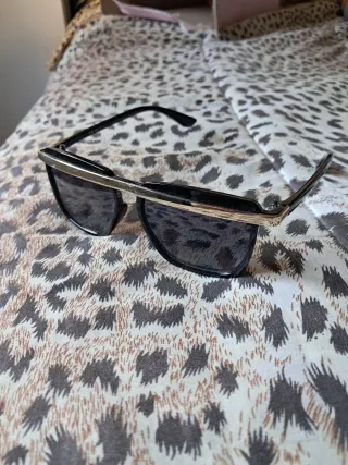 Occhiali da sole neri e oro