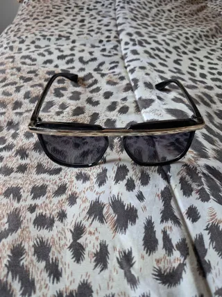 Occhiali da sole neri e oro