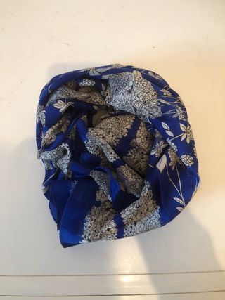 Pashmina blu e bianca floreale 110x110
