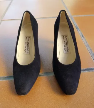 Balenciaga. Zapatos salón ante negro. Tacón