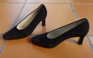 Balenciaga. Zapatos salón ante negro. Tacón