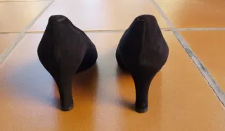 Balenciaga. Zapatos salón ante negro. Tacón