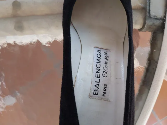 Balenciaga. Zapatos salón ante negro. Tacón