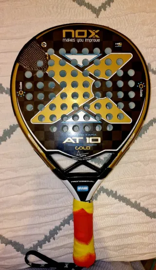 Pala Padel NOX AT10 Gold *Dañada*