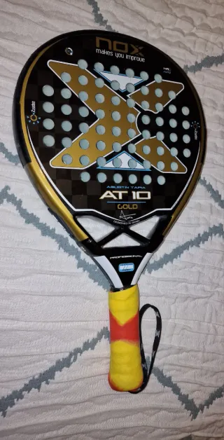 Pala Padel NOX AT10 Gold *Dañada*