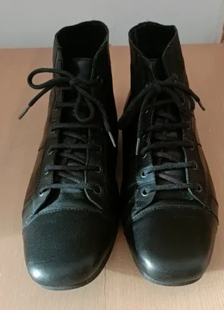 Botines piel hombre vintage negro, de Zara