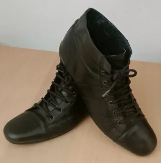 Botines piel hombre vintage negro, de Zara