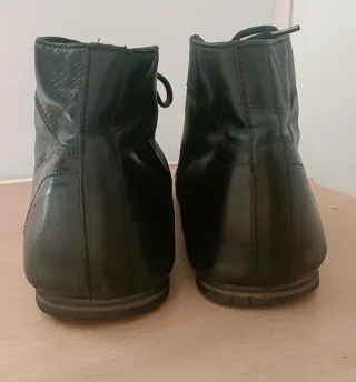 Botines piel hombre vintage negro, de Zara