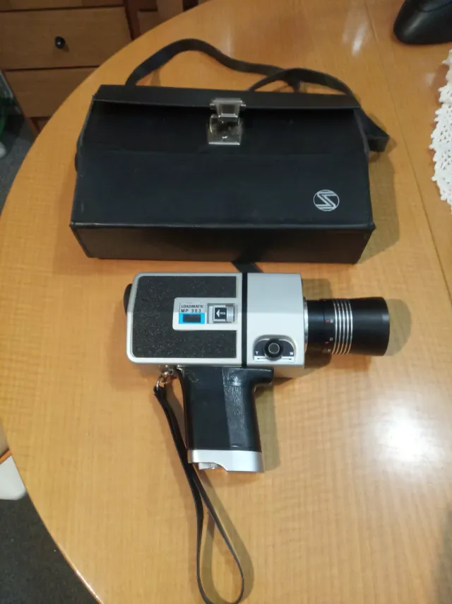 Kodak Instamatic MP 303 con funda