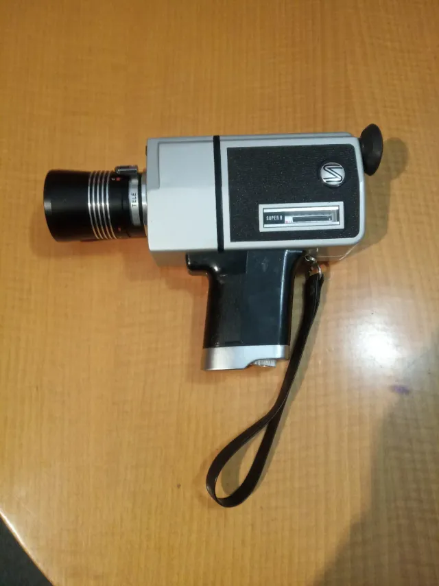 Kodak Instamatic MP 303 con funda