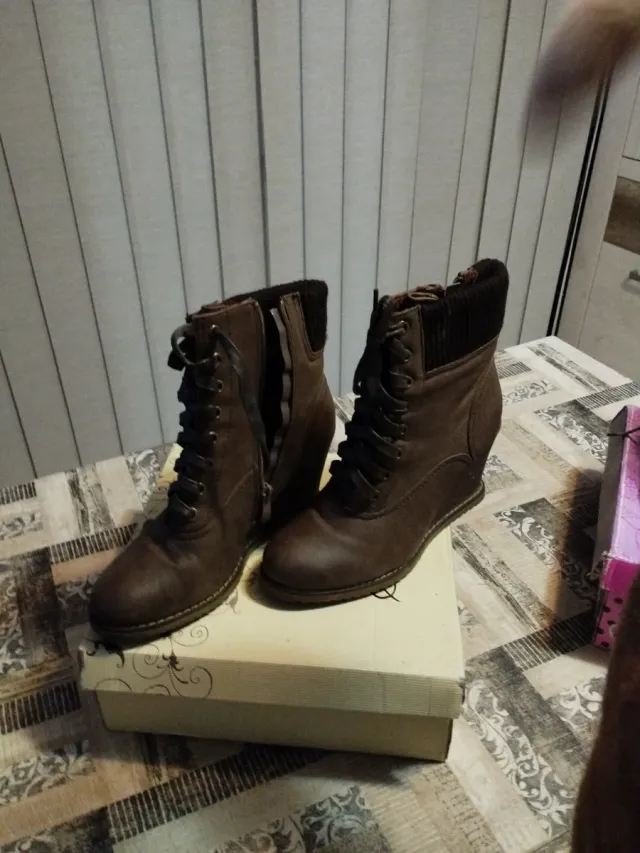 Botines marrones con cordones Y cremallera