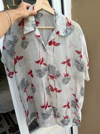 Blusa blanca con estampado floral rojo