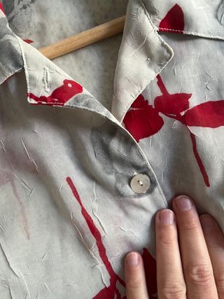 Blusa blanca con estampado floral rojo