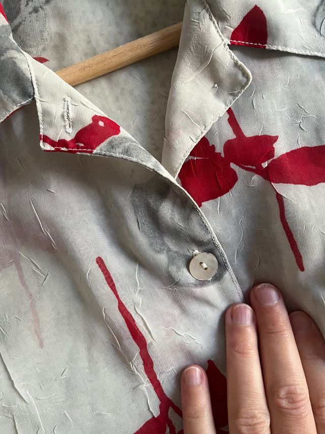 Blusa blanca con estampado floral rojo